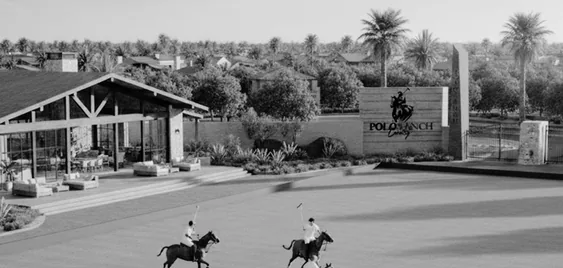 Casa principal de Polo Ranch con un jugador de polo